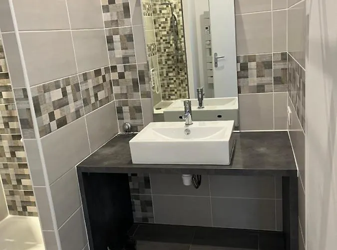 Apartment T4 140 M2 Spacieux Et Calme Pour 8 Personnes *